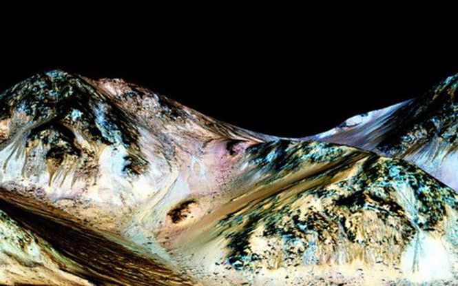 Hình ảnh phân tích màu quang phổ cho thấy nước ở dạng lỏng trên Sao Hỏa. (Nguồn: NASA)