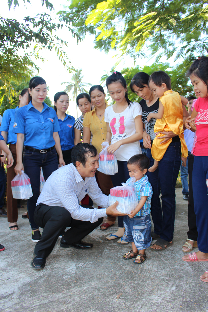 Lãnh đạo Nhà Thiếu nhi tỉnh trao quà trung thu cho các cháu khuyết tật tại Trung tâm Phục hồi chức năng Hiền Ninh.