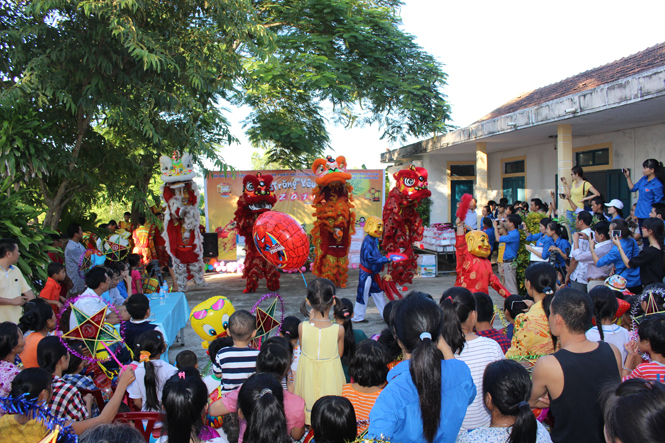 Tiết mục múa lân sư rồng của Nhà Thiếu nhi tỉnh giúp các cháu khuyết tật huyện Quảng Ninh vui hơn trong Tết Trung thu.        