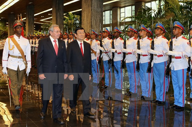 Chủ tịch Hội đồng Nhà nước Cuba Raul Castro và Chủ tịch nước Trương Tấn Sang duyệt đội danh dự. (Ảnh: Nguyễn Khang/TTXVN)