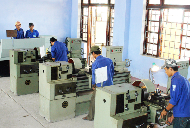 Đào tạo nghề cơ khí cho thanh niên ở Trường cao đẳng nghề Quảng Bình.