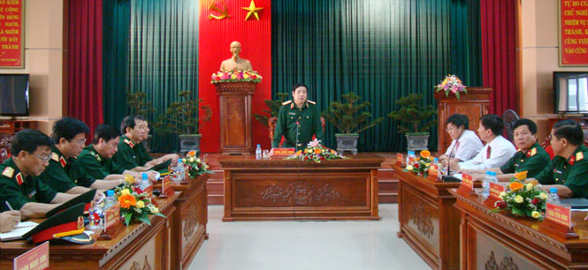 Đại tướng Phùng Quang Thanh, Ủy viên Bộ Chính trị, Bộ trưởng Bộ Quốc phòng đến thăm và kiểm tra tình hình thực hiện nhiệm vụ quân sự, quốc phòng tại Bộ chỉ huy Quân sự tỉnh Quảng Bình, tháng 8-2011. Ảnh: A.T