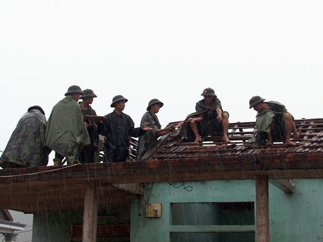 Chiến sỹ Sư đoàn 968 giúp nhân dân Quảng Sơn, Quảng Trạch khắc phục hậu quả trận lốc xoáy năm 2013.