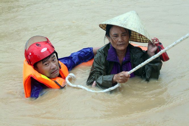 Cán bộ, chiến sỹ LLVT Quảng Bình ứng cứu người dân xã Quảng Sơn trong trận lũ quét tháng 10-2013.