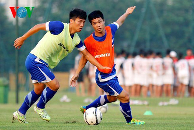 Công Phượng (áo cam) được triệu tập bổ sung lên ĐT Việt Nam, nhưng khả năng phối hợp giữa anh và các cầu thủ 