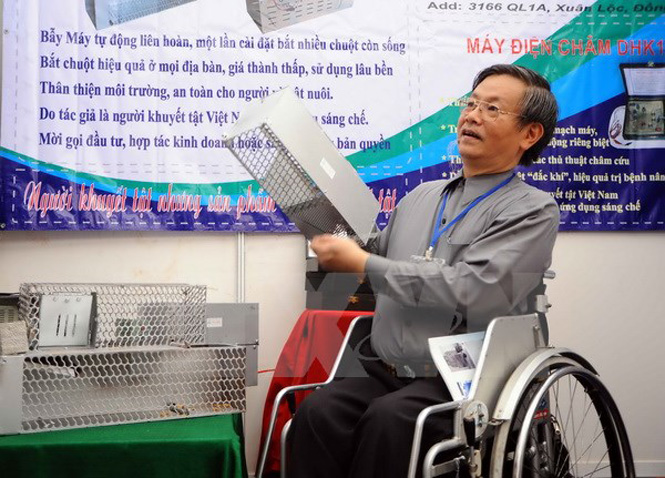 Ông Lê Đức Hiền, Giám đốc Công ty trách nhiệm hữu hạn Đức Hiền giới thiệu máy bẫy chuột liên hoàn - BC.5. (Ảnh: Quang Quyết/TTXVN)