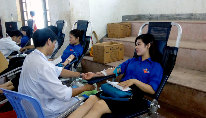 Đoàn viên thanh niên Đoàn Khối các cơ quan tỉnh tham gia hiến máu tình nguyện.