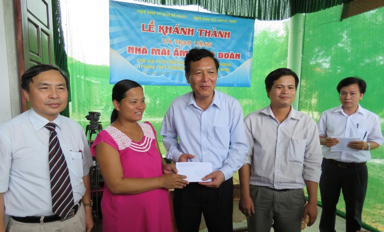 Bộ trưởng Bộ GD-ĐT Phạm Vũ Luận trao quà hỗ trợ gia đình thầy giáo Phùng Ngọc Chương.