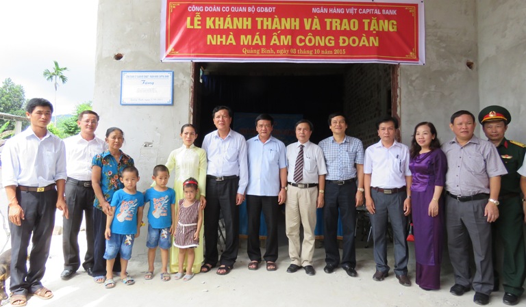 Bộ trưởng Bộ GD-ĐT Phạm Vũ Luận, lãnh đạo Sở GD-ĐT cùng các cơ quan, đơn vị trao tặng nhà “Mái ấm công đoàn” cho gia đình cô giáo Hà Thị Như Hoa.  