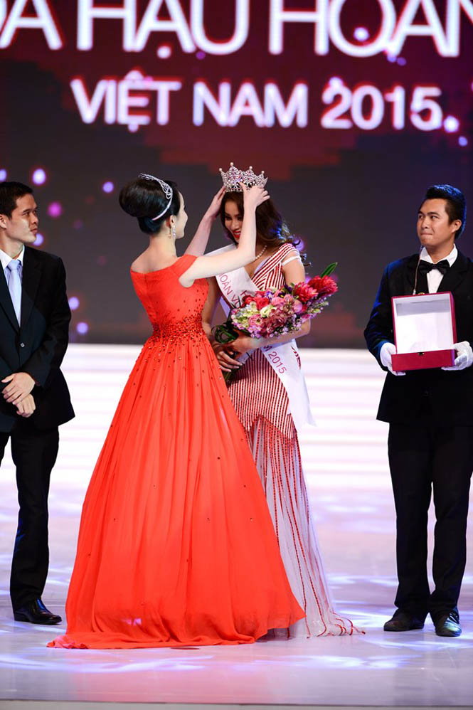  Hoa hậu Thùy Lâm trao vương miện cho tân Hoa hậu Phạm Thị Hương. (Ảnh: BTC)