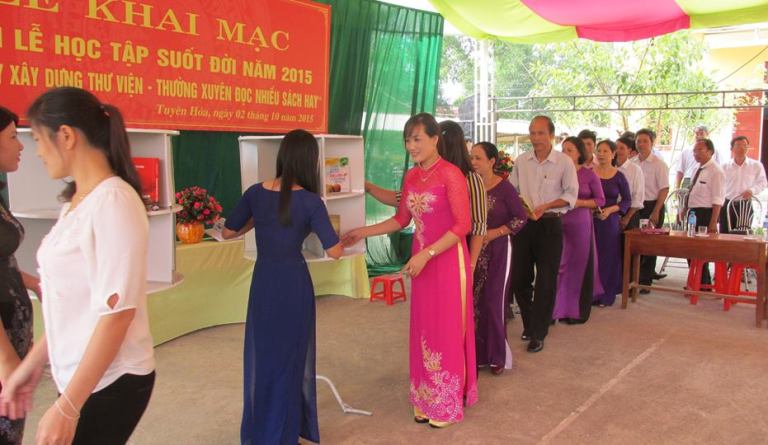 Các cơ quan, ban, ngành, đoàn thể... quyên góp sách ủng hộ các trường vùng khó của huyện Tuyên Hóa.