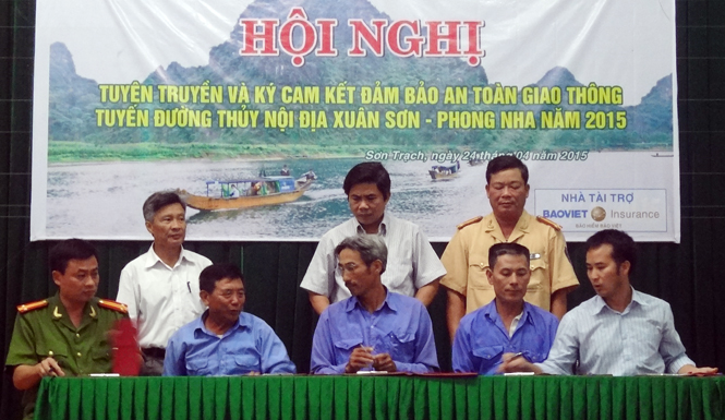 Đại diện Ban ATGT huyện Bố Trạch, Trung tâm du lịch Phong Nha - Kẻ Bàng và các thuyền trưởng ký cam kết phối hợp bảo đảm ATGT tuyến đường thủy nội địa Xuân Sơn - Phong Nha.