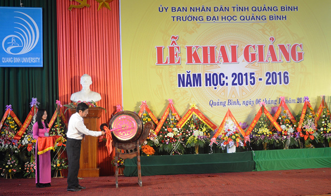 Đồng chí Trần Tiến Dũng, TUV, Phó Chủ tịch UBND tỉnh đánh trống khai giảng năm học mới.