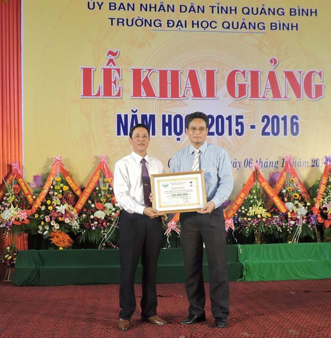 Ông Lê Quyết Thắng, Phó Tổng giám đốc Tổng công ty Sông Gianh trao 150 triệu đồng