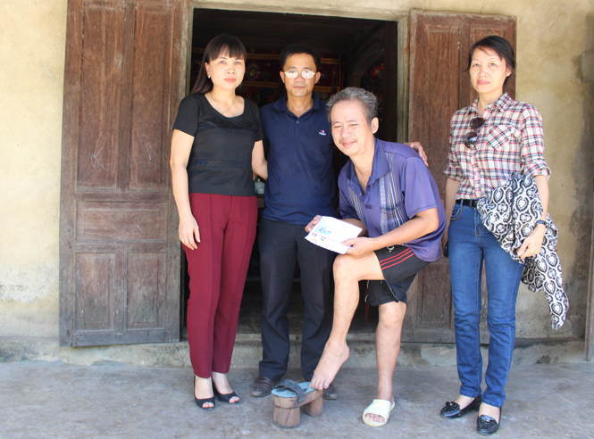 Nhóm thiện nguyện Quảng Bình hỗ trợ kinh phí cho anh Phạm Văn Cường lên đường vào Sài Gòn.