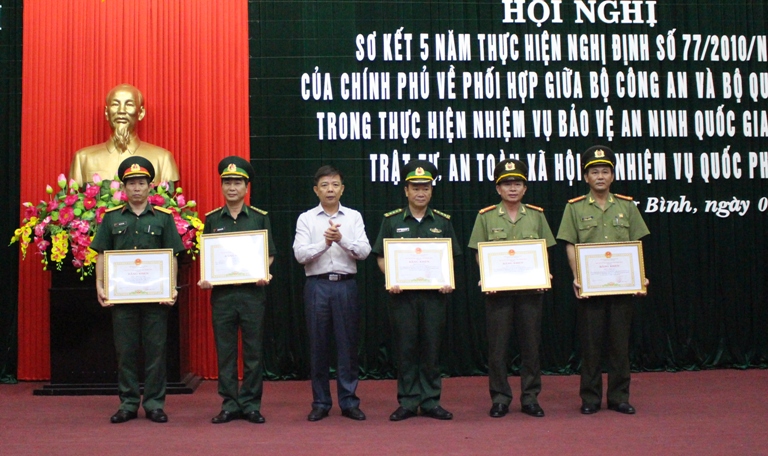 Đồng chí Nguyễn Hữu Hoài, Phó Bí thư Tỉnh ủy, Chủ tịch UBND tỉnh tặng bằng khen cho các tập thể và cá nhân