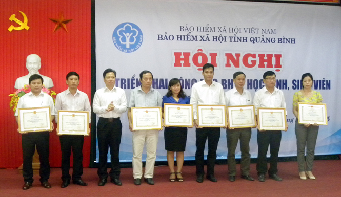 Đồng chí Phó Chủ tịch UBND tỉnh trao bằng khen của BHXH Việt Nam cho các tập thể có thành tích xuất sắc trong công tác BHYT HSSV năm học 2014-2015.