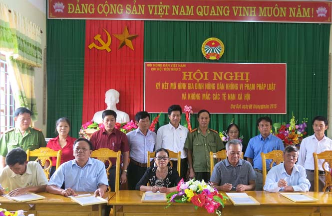 Hội hội nông dân tiêu khu 5, thị trấn Quy Đạt (Minh Hóa) đang ký kết mô hình nông dân không vi phạm pháp luật và không mắc các tệ nạn xã hội
