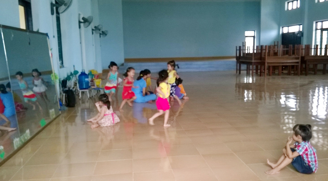 Trung tâm Văn hóa-Thể thao xã Đức Ninh (TP.Đồng Hới) đang là địa điểm được Trường mầm non xã mượn để các cháu sinh hoạt.