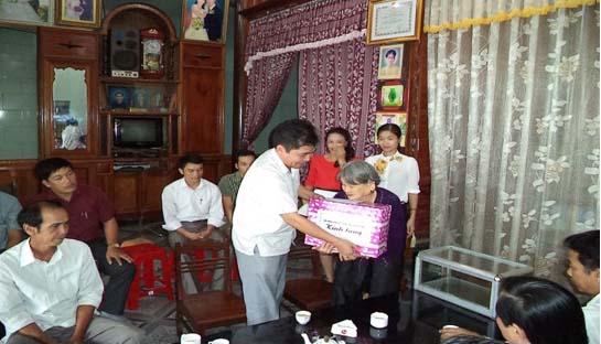 Đồng chí Đoàn Ngọc Lâm, TUV, Chủ tịch Hội Nông dân tỉnh tặng quà và tỏ lòng biết ơn sâu sắc đối với sự hy sinh to lớn của mẹ Khuyến