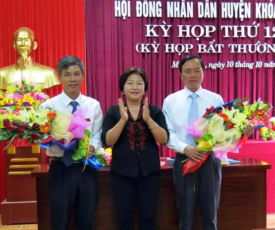 Đồng chí Nguyễn Thị Thanh Hương, UVTV Tỉnh ủy, Phó Chủ tịch HĐND tỉnh tặng hoa cho đồng chí Đinh Qúy Nhân và đồng chí Đinh Hữu Niên tại kỳ họp.