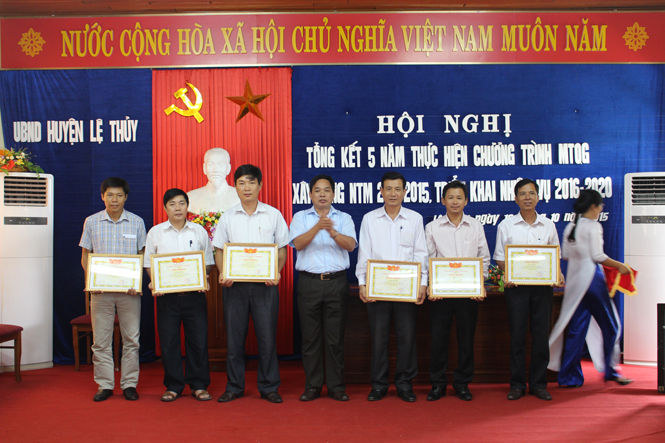 Đồng chí Nguyễn Quang Năm, Bí thư Huyện ủy Lệ Thủy trao thưởng cho các đơn vị có thành tích tiêu biểu trong thực hiện CTMTQGXDNTM giai đoạn 2011-2015.