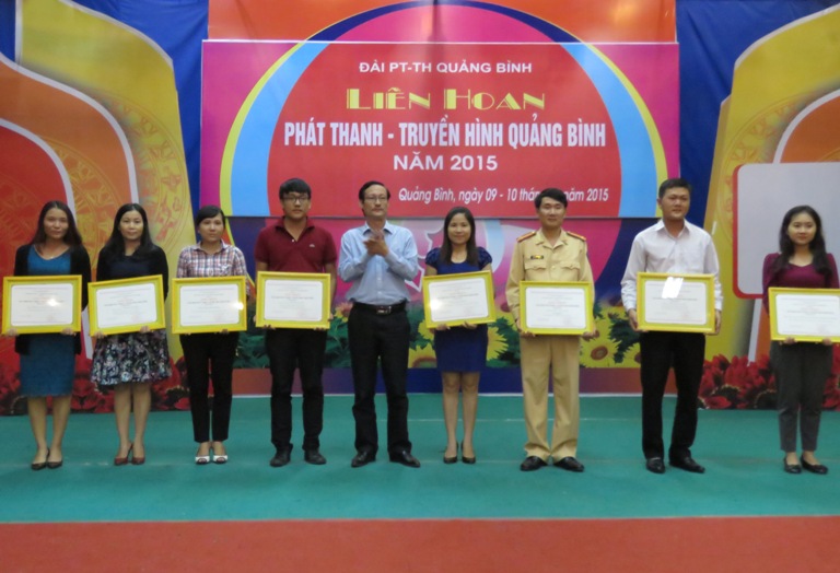 Đồng chí Lê Khánh Hòa, Giám đốc Đài PT-TH Quảng Bình trao giải nhất cho các tác giả có tác phẩm đạt giải.
