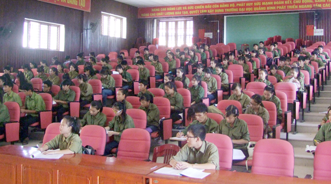 Sinh viên Trường đại học Quảng Bình trong một giờ học giáo dục quốc phòng.