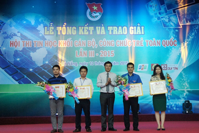 Ban tổ chức trao giải toàn đoàn cho các tập thể xuất sắc nhất. Ảnh: VGP/Minh Trang.