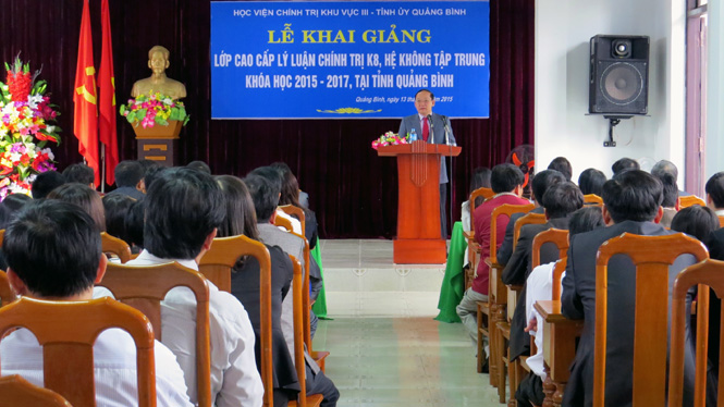 Đồng chí Trần Xuân Vinh, UVTV, Trưởng ban Tổ chức Tỉnh ủy phát biểu tại lễ khai giảng.