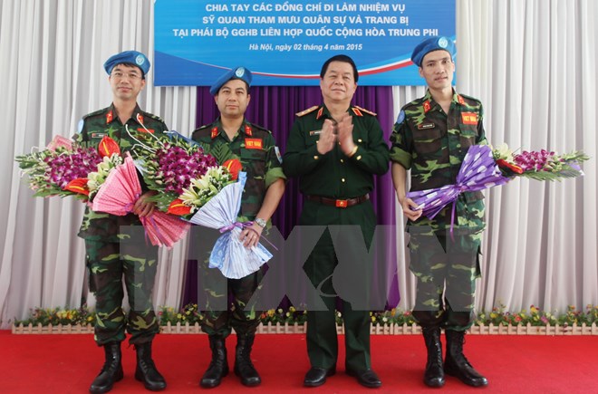 Chia tay ba sỹ quan Việt Nam lên đường làm nhiệm vụ tại Phái bộ Gìn giữ Hòa bình Liên hợp quốc, tháng 4/2015. (Ảnh: Hồng Pha/TTXVN)