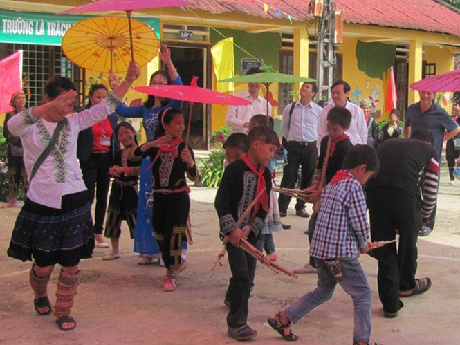 Giờ ra chơi sôi động của học sinh trường Tiểu học Tả Phìn. Cả phụ huynh, học sinh và khách cùng nhún nhảy theo điệu múa khèn, múa ô. (Ảnh: PM/Vietnam+)