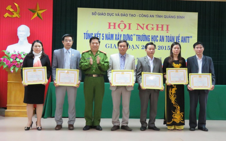 Đồng chí Đại tá Trần Minh Thùy, Phó Giám đốc Công an tỉnh trao tặng giấy khen cho các tập thể có nhiều đóng góp tích cực cho phong trào xây dựng “Trường học an toàn về ANTT”.
