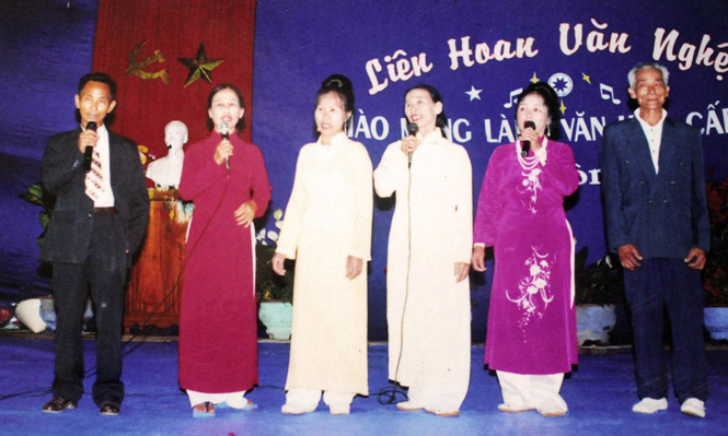 Một buổi giao lưu văn nghệ của CLB hát kiều ở Quảng Kim.