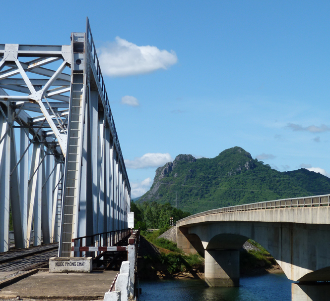 Cầu Long Đại, núi Thần Đinh. Ảnh: P.V
