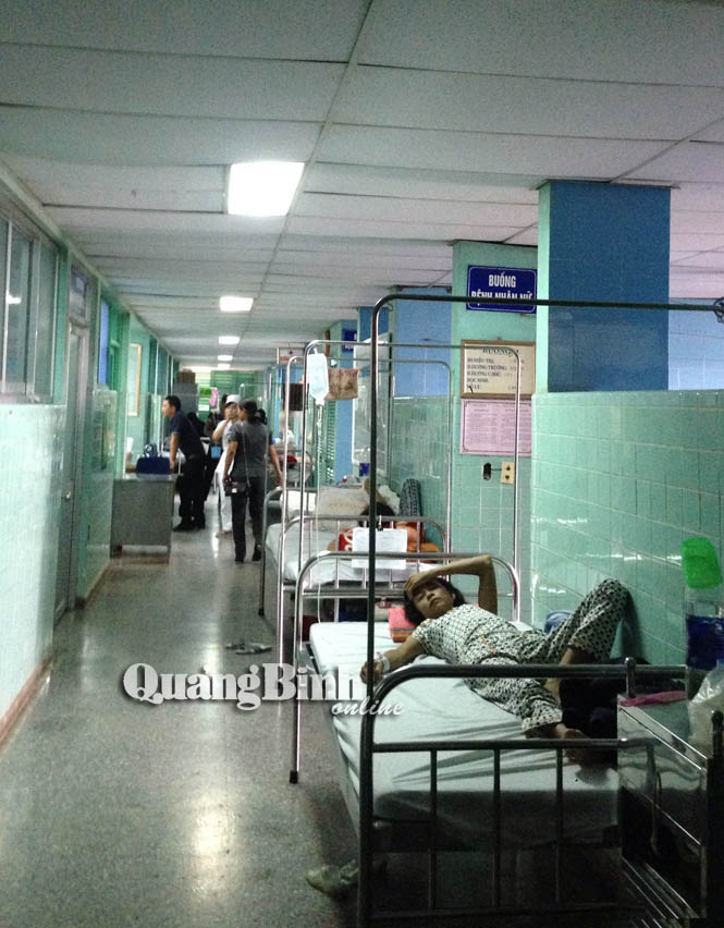 Bệnh nhân bị ngộ độc thực phẩm phải nằm cả phía ngoài hành lang bệnh viện.