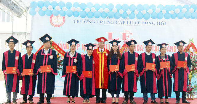 Trao bằng tốt nghiệp cho học sinh lớp Trung cấp Luật khóa 2 (2013-2015).