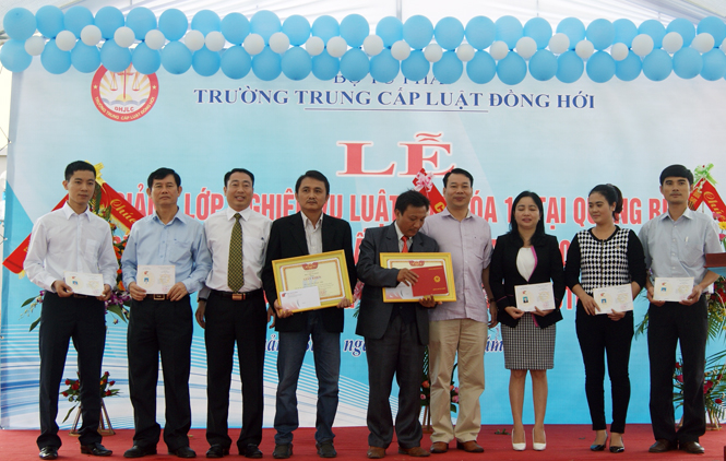 Trao chứng chỉ tốt nghiệp cho học viên lớp nghiệp vụ Luật sư khóa 15 tại Quảng Bình.