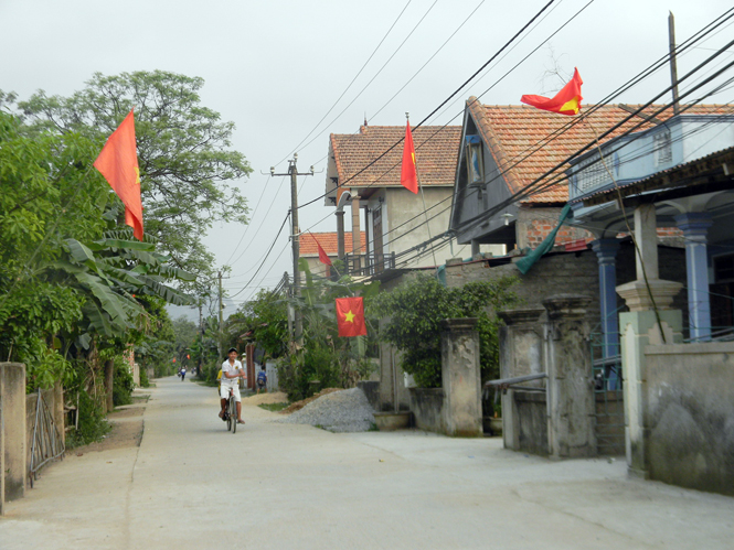 Nhiều nhà dân ở huyện Tuyên Hoá treo cờ Tổ quốc trang trọng để chào mừng Đại hội Đảng bộ tỉnh lần thứ XVI, nhiệm kỳ 2015-2020.