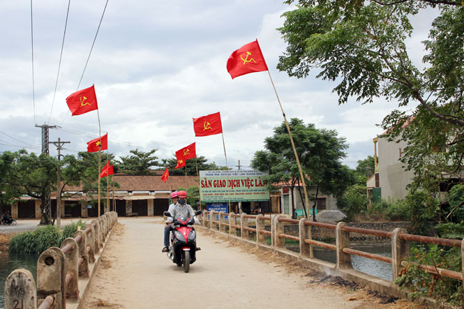 Cờ Đảng, cờ Tổ quốc ngập tràn trên các nẻo đường quê Lệ Thủy.
