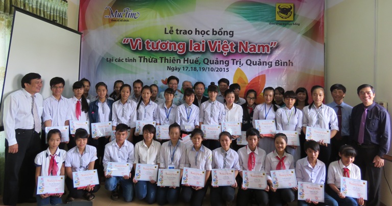 Ban Biên tập Báo Mực Tím trao học bổng “Vì tương lai Việt Nam” cho 30 học sinh huyện Quảng Ninh.