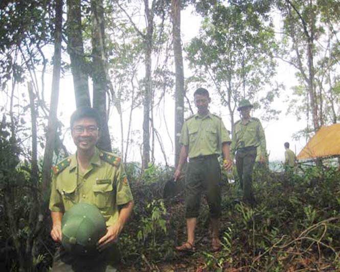 Lực lượng kiểm lâm tuần tra khu vực rừng xung yếu Khe Sến.