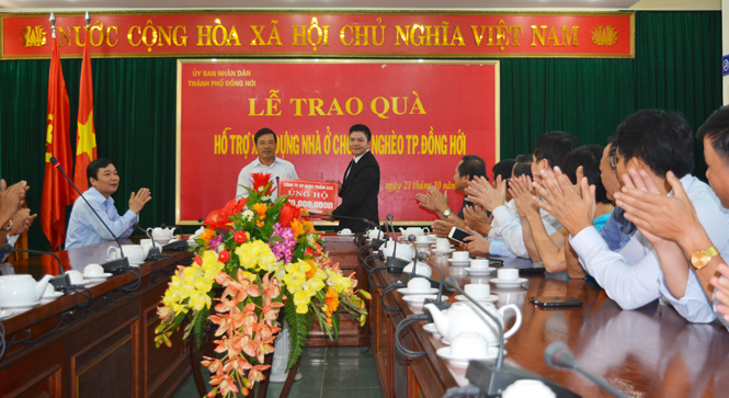 Công ty CP Dược phẩm ECO trao 200 triệu đồng cho thành phố Đồng Hới.