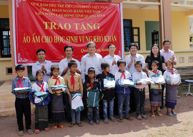  Đại diện LĐLĐ tỉnh trao tặng áo ấm cho học sinh Trường Dân tộc nội trú xã Thượng Trạch (Bố Trạch).