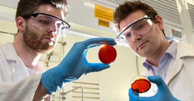Hai nhà khoa học tìm ra phương pháp mới Max Worthington và Justin Chalker. (Nguồn: Daily News)