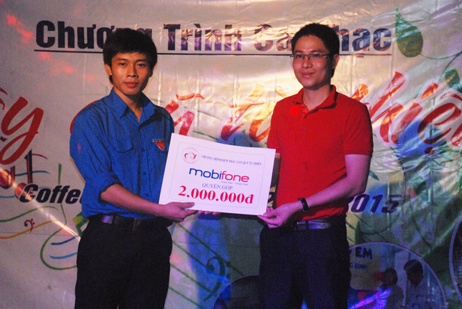 Đại diện Công ty viễn thông Quảng Bình Mobifone trao số tiền hỗ trợ 2 triệu đồng cho chương trình.