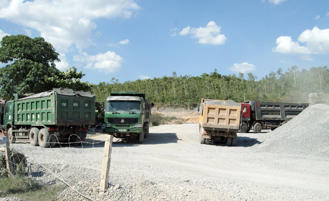 Tình trạng xe chở hàng quá tải trọng cơ bản đã được ngăn chặn triệt để ngay từ các mỏ vật liệu xây dựng.