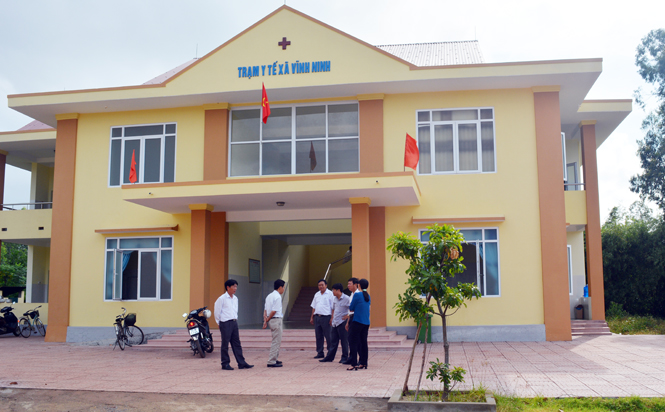 Ảnh 2 : Trạm Y tế xã Vĩnh Ninh được đầu tư xây dựng khang trang, đáp ứng nhu cầu khám chữa bệnh cho người dân trên địa bàn.