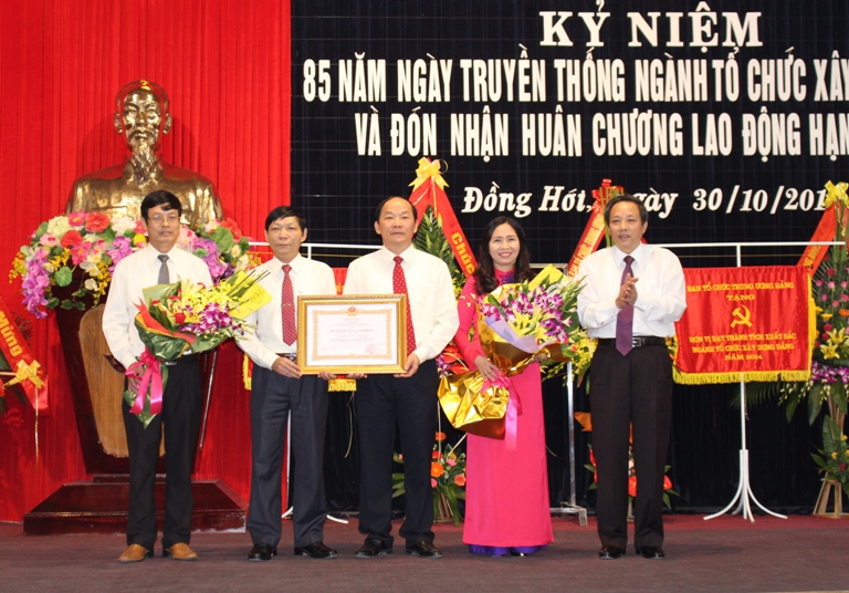 Đồng chí Hoàng Đăng Quang, Bí thư Tỉnh ủy, Trưởng đoàn Đại biểu Quốc hội tỉnh trao Huân chương Lao động hạng nhất cho Ban Tổ chức Tỉnh ủy