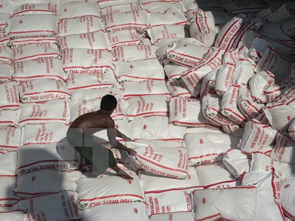 Xếp những bao gạo Thái Lan tại nhà máy ở Bangkok. (Nguồn: AFP/TTXVN)
